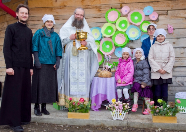 11 и 12 апреля в храме святого благоверного князя Александра Невского прошла благотворительная акция &quot;Пасхальный фотоуголок&quot;